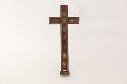 Croix-reliquaire en bois, h. 55 cm [usures,...