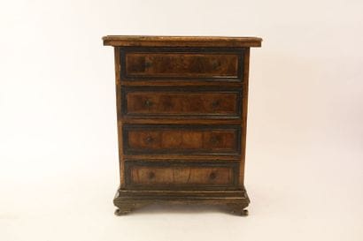 Commode d'entre-deux à quatre tiroirs, travail...