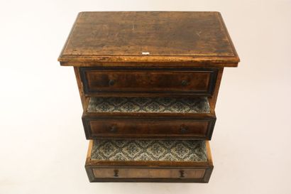 Commode d'entre-deux à quatre tiroirs, travail...