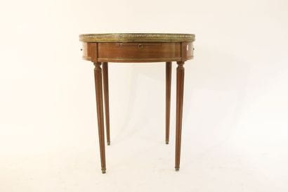 Table dite bouillotte de style Louis XVI...