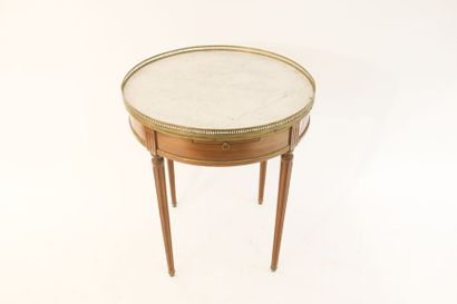 Table dite bouillotte de style Louis XVI...