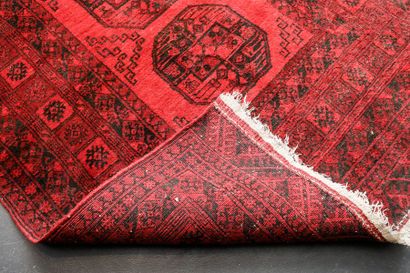 Petit tapis turkmène de style Boukhara à...