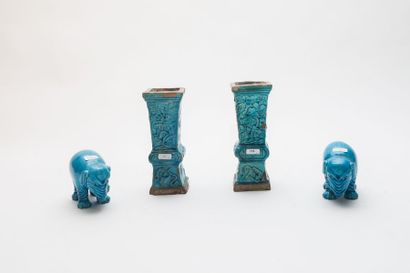 CHINE
Paire de vases fanggu à décor moulé...