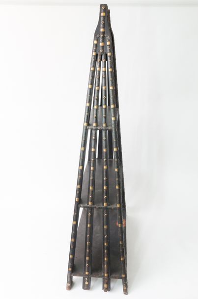 INDE
Étagère en faisceau, XX-XXIe, bois patiné...