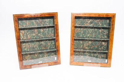 Paire de petites vitrines d'applique, XXe,...