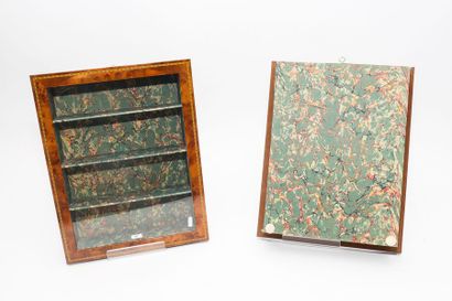 Paire de petites vitrines d'applique, XXe,...