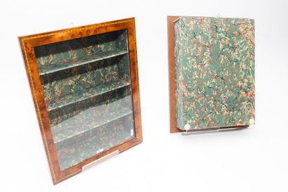 Paire de petites vitrines d'applique, XXe,...