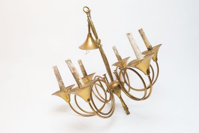 Lustre de style Louis XVI aux cors de chasse...