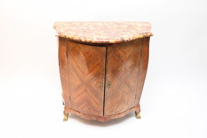 Meuble d'entre-deux de style Louis XV ouvrant...