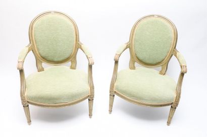 Paire de fauteuils en cabriolet de style...