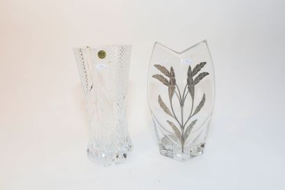 Deux vases, XXe, cristal, le second à décor...
