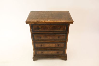 Commode d'entre-deux à quatre tiroirs, travail...