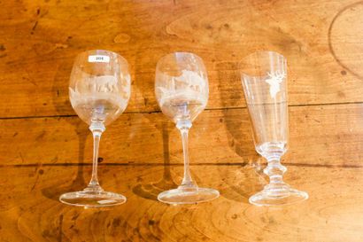 Dix verres divers en cristal à décors an...