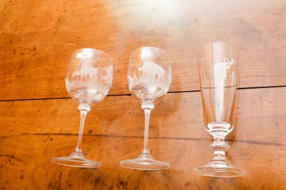 Dix verres divers en cristal à décors an...