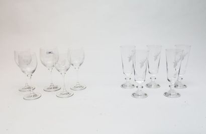 Dix verres divers en cristal à décors an...