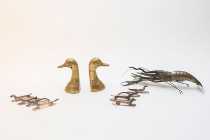 Lot d'objets en métal, onze pièces (homard...