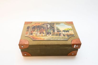 Petite valise ornée d'une scène de chasse,...
