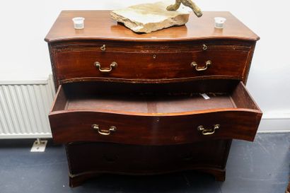 Commode anglaise ouvrant par quatre tiroirs,...
