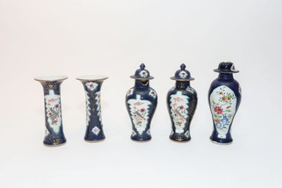 CHINE
Garniture de cheminée à décor d'émaux...