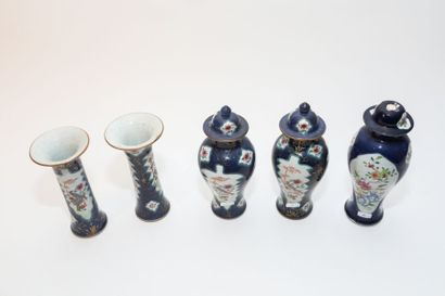CHINE
Garniture de cheminée à décor d'émaux...