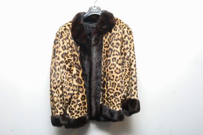 Veste en léopard à revers contrastés.
