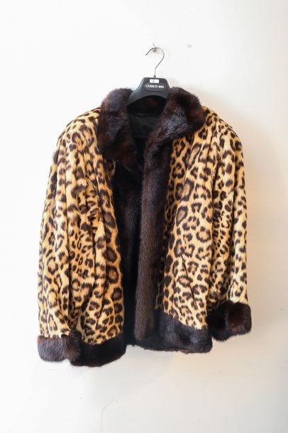 Veste en léopard à revers contrastés.