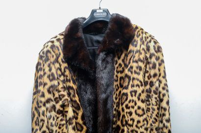 Veste en léopard à revers contrastés.