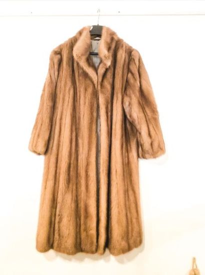 Fur coat, scratched [Niclaus].