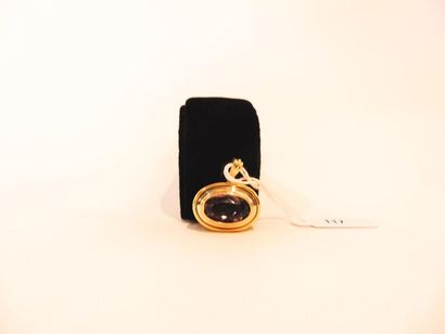 Oval pendant in 18 karat yellow gold set...