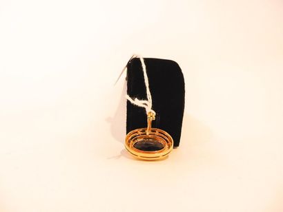 Oval pendant in 18 karat yellow gold set...
