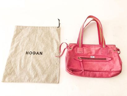 HOGAN - ITALY
Pink suede handbag, with cover,...