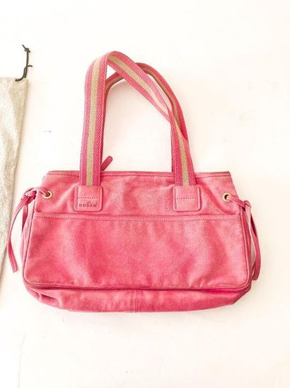 HOGAN - ITALY
Pink suede handbag, with cover,...