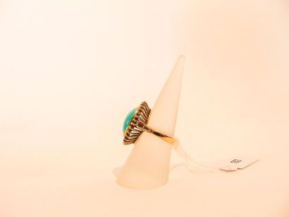 Oval ring in 18 karat yellow gold set with...