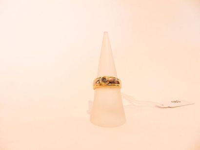 18 karat gold ring set with a diamond, traces...