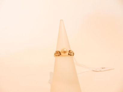 18 karat yellow gold ring set with a cultured...