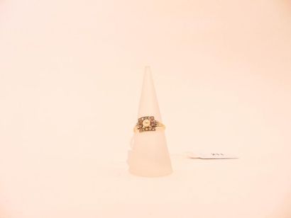 Ring in 18 karat yellow gold set with a cultured...