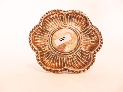 AMSTERDAM
Poly-lobed cup on pedestal, 18th...