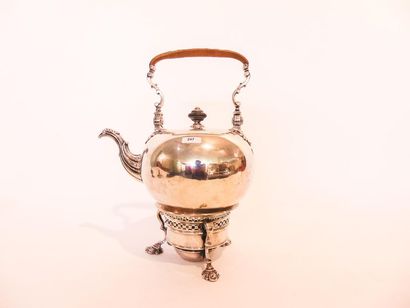 LONDRES
Spherical kettle and its tripod stove,...