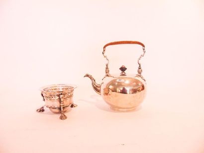 LONDRES
Spherical kettle and its tripod stove,...