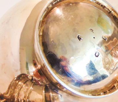 LONDRES
Spherical kettle and its tripod stove,...