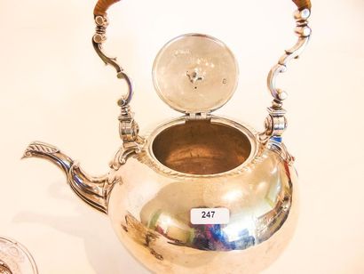 LONDRES
Spherical kettle and its tripod stove,...