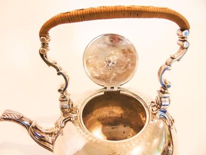 LONDRES
Spherical kettle and its tripod stove,...