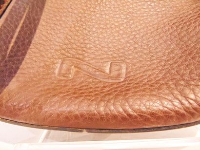 NATHAN
Purse-shaped handbag in brown grained...