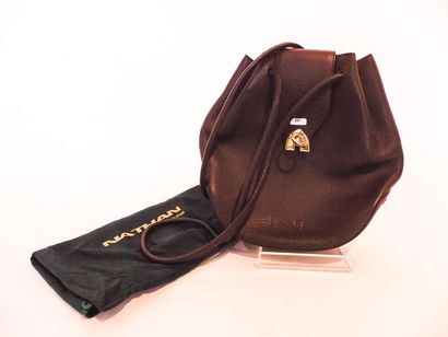 NATHAN
Purse-shaped handbag in brown grained...