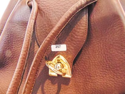NATHAN
Purse-shaped handbag in brown grained...