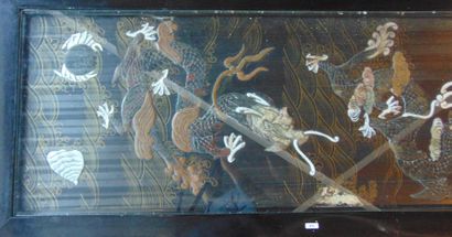 CHINE
Table basse rectangulaire aux dragons,...