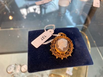 Pendentif ovale en or jaune (18 carats) filigrané...