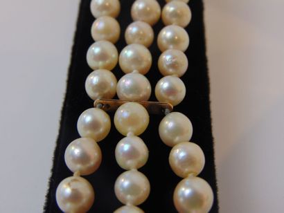 Bracelet à triple rang de perles, fermoir...
