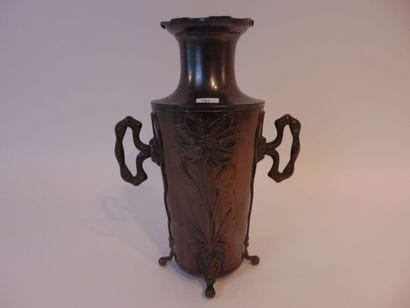Vase ansé quadripode d'époque Art nouveau...
