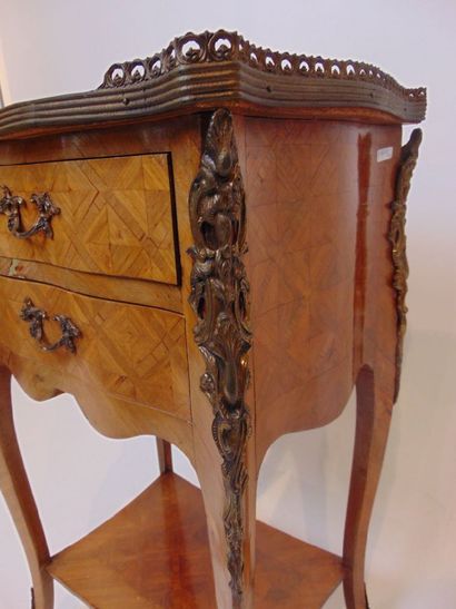Chiffonnière de style Louis XV ouvrant par...